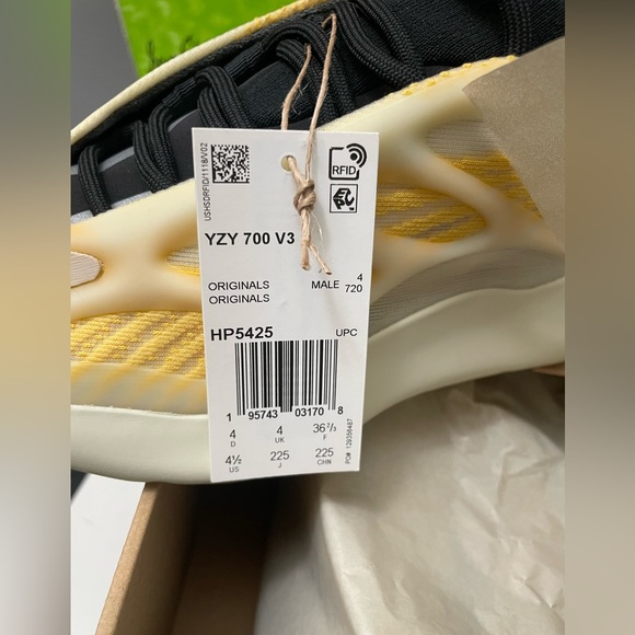 Adidas Yeezy 700 V3 - Picture 4 of 6